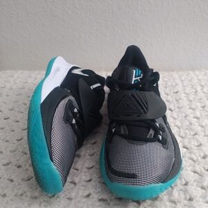 Nike Kyrie Low 3 'Moon' size 5y